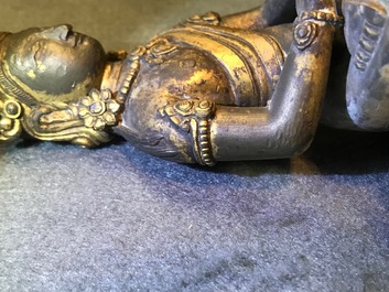 Een Sino-Tibetaanse verguld bronzen figuur van Amitayus, Qianlong