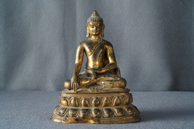 Une figure de Bouddha Shakyamuni en bronze dor&eacute;, Tibet, 14/15&egrave;me