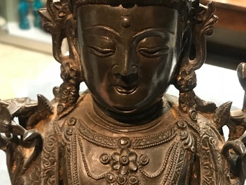 Een Chinese Ming-stijl bronzen figuur van Boeddha, Qianlong