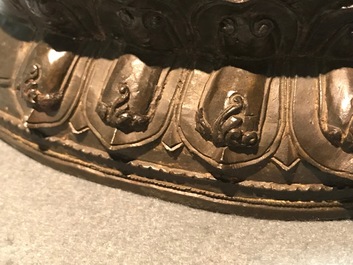 Een Chinese Ming-stijl bronzen figuur van Boeddha, Qianlong