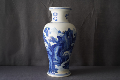 Un vase en porcelaine de Chine bleu et blanc aux accents en vert et aubergine, Kangxi