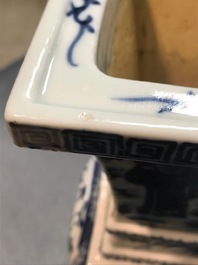 Une paire de vases en porcelaine de Chine bleu et blanc, 19&egrave;me