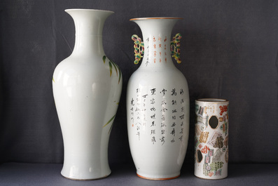 Deux vases en porcelaine de Chine famille rose et un porte-chapeau qianjiang cai, 19/20&egrave;me