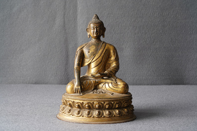 Une figure de Bouddha Shakyamuni en bronze dor&eacute;, Tibet, 15/16&egrave;me