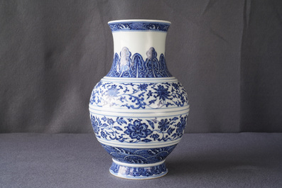 Een Chinese blauwwitte vaas met floraal decor, Qianlong merk, 19/20e eeuw