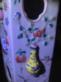 Une paire de portes-chapeau en porcelaine de Chine famille rose &agrave; d&eacute;cor en relief, 19&egrave;me