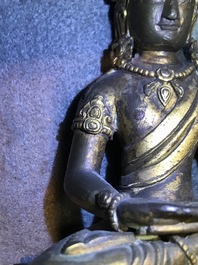 Een Sino-Tibetaanse verguld bronzen figuur van Amitayus, Qianlong