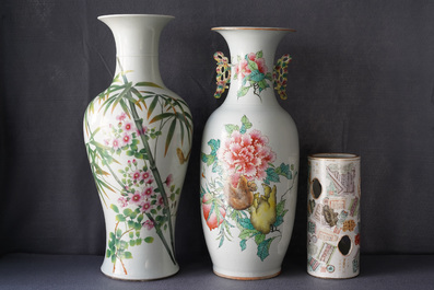 Deux vases en porcelaine de Chine famille rose et un porte-chapeau qianjiang cai, 19/20&egrave;me