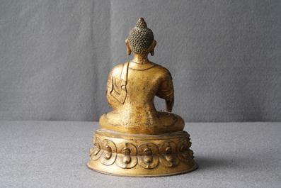 Een verguld bronzen figuur van Boeddha Shakyamuni, Tibet, 15/16e eeuw