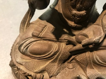 Een Chinese bronzen figuur van Guanyin, Ming