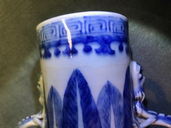Une paire de vases de forme gourde 'moonflask' en porcelaine de Chine bleu et blanc, 19&egrave;me