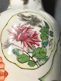 Un vase en porcelaine de Chine famille rose &agrave; double d&eacute;cor, 19/20&egrave;me