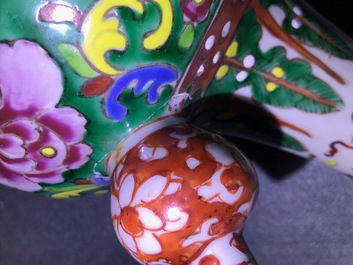 Un kendi en porcelaine de Chine famille rose &agrave; monture en argent pour le march&eacute; Peranakan ou Straits, 19&egrave;me