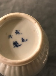 Un vase en porcelaine de Chine bleu, blanc et rouge &agrave; d&eacute;cor d'un dragon, Kangxi