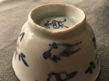 Une paire de tasses et soucoupes en porcelaine de Chine bleu, blanc et rouge, Kangxi