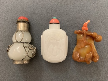 Twelve Chinese jade, agate and lacquer snuff bottles, 19/20th C.