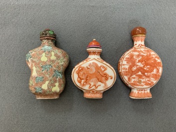 Sixteen various Chinese porcelain snuff bottles, 19/20th C.