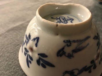 Une paire de tasses et soucoupes en porcelaine de Chine bleu, blanc et rouge, Kangxi