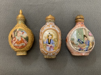 Sixteen various Chinese porcelain snuff bottles, 19/20th C.