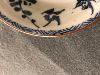 Une paire de tasses et soucoupes en porcelaine de Chine bleu, blanc et rouge, Kangxi