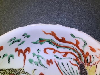 Une assiette en porcelaine de Chine famille verte &agrave; d&eacute;cor de dragon et ph&eacute;nix, Kangxi