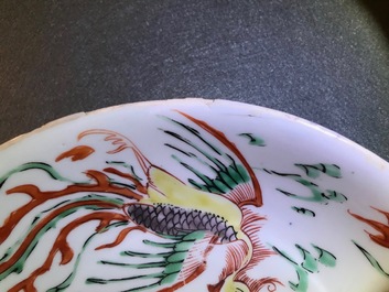 Une assiette en porcelaine de Chine famille verte &agrave; d&eacute;cor de dragon et ph&eacute;nix, Kangxi
