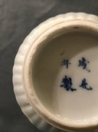 Un vase en porcelaine de Chine bleu, blanc et rouge &agrave; d&eacute;cor d'un dragon, Kangxi