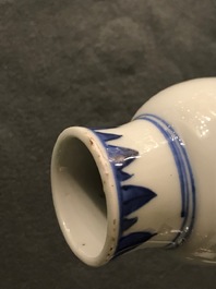 Un vase de forme bouteille en porcelaine de Chine bleu et blanc, &eacute;poque Transition