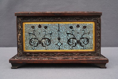 Une bo&icirc;te rectangulaire en bois sculpt&eacute; et &eacute;maux cloisonn&eacute;s, Chine, 19&egrave;me