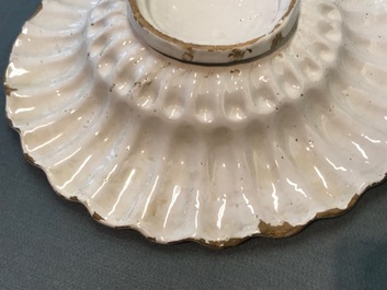 Un plat godronn&eacute; en fa&iuml;ence blanche de Delft, 17&egrave;me