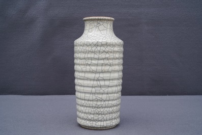 Un vase de forme rouleau en porcelaine de Chine de type ge, 20&egrave;me