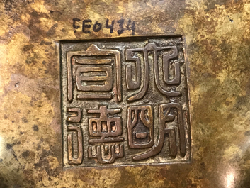 Een Chinese bronzen wierookbrander, Xuande merk, 19e eeuw