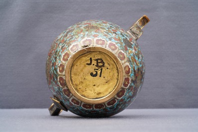 Een Chinese cloisonn&eacute; schenkkan met boeddhistische leeuwen, Ming