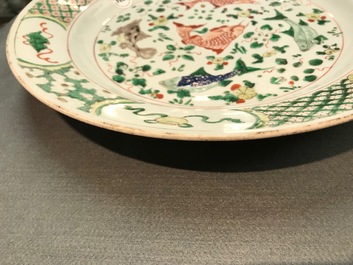 Un plat en porcelaine de Chine famille verte &agrave; d&eacute;cor de carpes, Kangxi