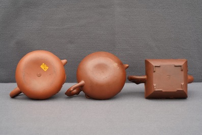 Zes Chinese Yixing steengoed theepotten met deksels, 19e eeuw