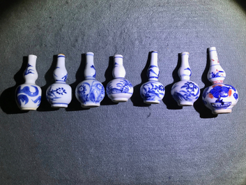 Un bel ensemble de 66 vases miniatures en porcelaine de Chine bleu et blanc, Kangxi