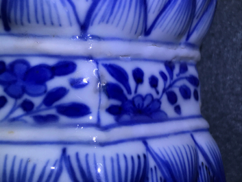 Een Chinees blauwwit vijfdelig kaststel met floraal decor, Kangxi