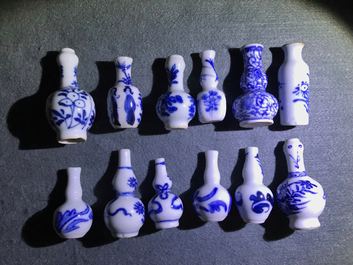 Een fraaie collectie van 66 Chinese blauwwitte miniatuur vaasjes, Kangxi