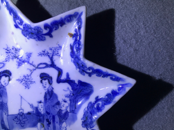 Een Chinese blauwwitte zoetvleesset of rijsttafel met figurendecor, Kangxi