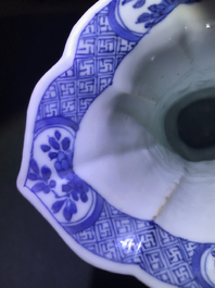 Une garniture de cinq vases en porcelaine de Chine bleu et blanc, Kangxi