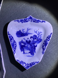 Een Chinese blauwwitte zoetvleesset of rijsttafel met figurendecor, Kangxi