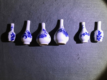 Een fraaie collectie van 66 Chinese blauwwitte miniatuur vaasjes, Kangxi