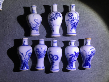 Een fraaie collectie van 66 Chinese blauwwitte miniatuur vaasjes, Kangxi