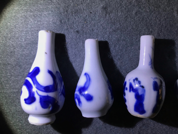 Un bel ensemble de 66 vases miniatures en porcelaine de Chine bleu et blanc, Kangxi