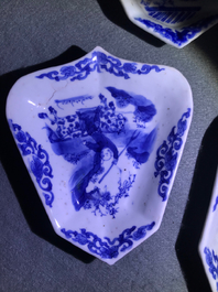 Een Chinese blauwwitte zoetvleesset of rijsttafel met figurendecor, Kangxi