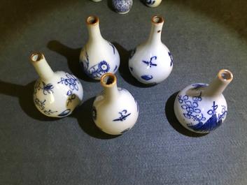 Een fraaie collectie van 66 Chinese blauwwitte miniatuur vaasjes, Kangxi