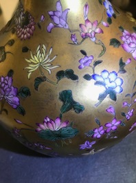 Un vase de forme bouteille en porcelaine de Chine famille rose &agrave; fond dor&eacute;, marque de Qianlong, 19/20&egrave;me