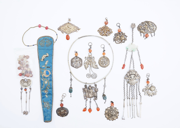 Een collectie divers Chinees zilver met jade en agaat, 19/20e eeuw