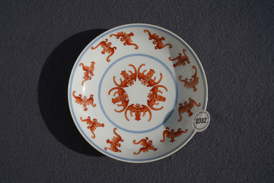 Une coupe en porcelaine de Chine &agrave; d&eacute;cor de chauve-souris, marque et &eacute;poque de Qianlong