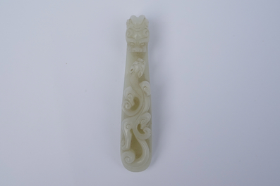 A Chinese celadon jade belt hook, 18/19th C.